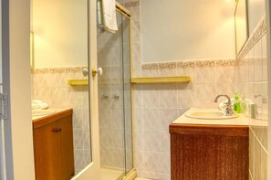 Shower, jetted tub, towels, soap - The Perfect Family Escape (Mount Pleasant)