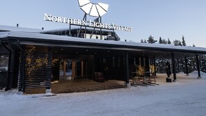 Ein Gebäude mit einem Schild, auf dem ‚Northern Lights Village‘ steht.