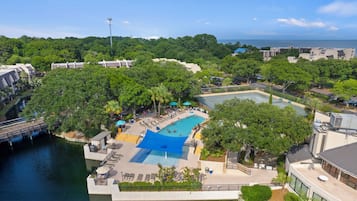 Alberca al aire libre y alberca climatizada