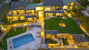 Vista frontal de la propiedad