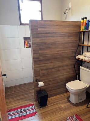 Een haardroger, handdoeken, zeep, shampoo
