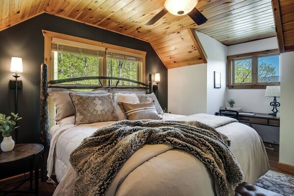 3 Schlafzimmer, Schreibtisch, Bügeleisen/Bügelbrett, Reisekinderbett