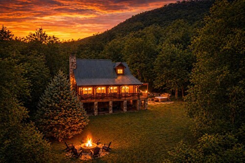 ✨ 25% Off Premium Mountain View Cabin • “⭐ Guest Favorite" rated Top 5% of all  Airbnb properties • Hot Tub • Fire Pit • Porch Swing • Hammock & Close to WCU (3 Mi), Sylva dining, pubs, shopping, the Blue Ridge Parkway, and many adventures.