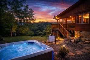 Terrace/patio - ✨ 25% Off Premium Mountain View Cabin • “⭐ Guest Favorite" rated in the Top 5% of all  Airbnb properties • Hot Tub • Fire Pit • Porch Swing • Close to WCU (3 Mi), Sylva restaurant, pubs, and shopping, and the Blue Ridge Parkways and many adventures. (Sylva)