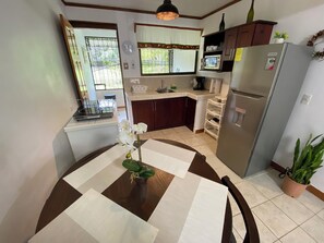 Fridge, microwave, coffee/tea maker, electric kettle - Manuel Antonio a 100 Metros del mar (Quepos)