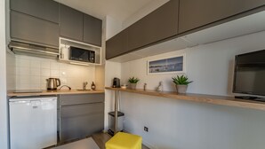 茶具/咖啡用具、冰箱、微波炉、烤面包机