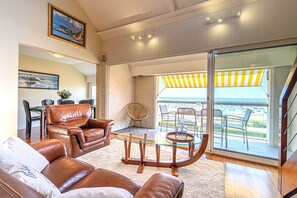 Télévision, lecteur de DVD, chaîne hi-fi