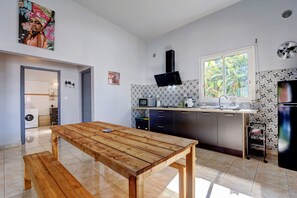 Fridge, microwave, oven, coffee/tea maker - L'Albius - Maison avec terrasse et jardin (Saint Joseph)