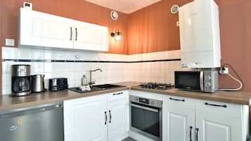 Een koelkast, een microgolfoven, een oven