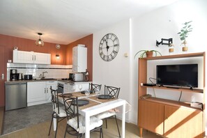 Fridge, microwave, oven, coffee/tea maker