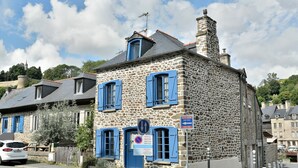 A stone building with blue shutters and a sign indicating a no parking zone. - Mézange Bleue - Près du canal d'Ille et Rance (Lanvallay)