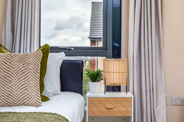 4 bedrooms, iron/ironing board, WiFi, bed sheets