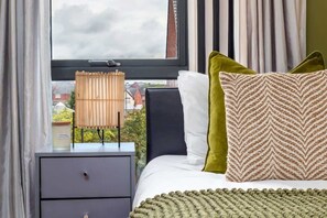 4 bedrooms, iron/ironing board, WiFi, bed sheets