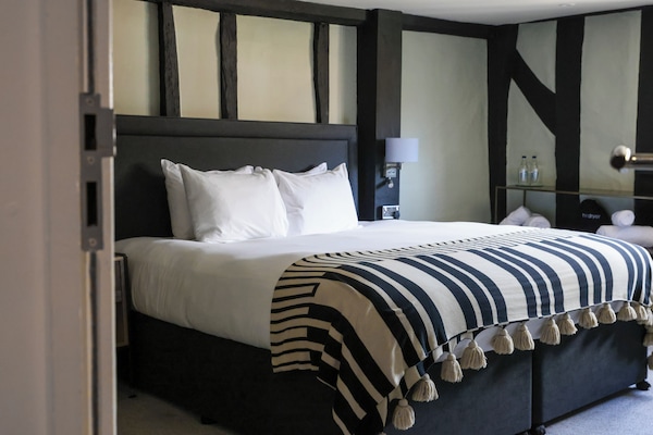 Deluxe Double Room | Individually decorated, desk, blackout drapes, iron/ironing board