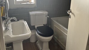Shower, rainfall showerhead, hair dryer, towels - The Windmill (Maidstone)