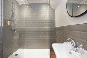 Ducha, cabezal de ducha tipo lluvia, secador de pelo, toallas