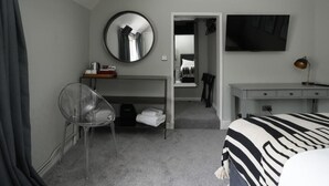 Blackout drapes, iron/ironing board, WiFi (free), individually decorated - The Windmill (Maidstone)
