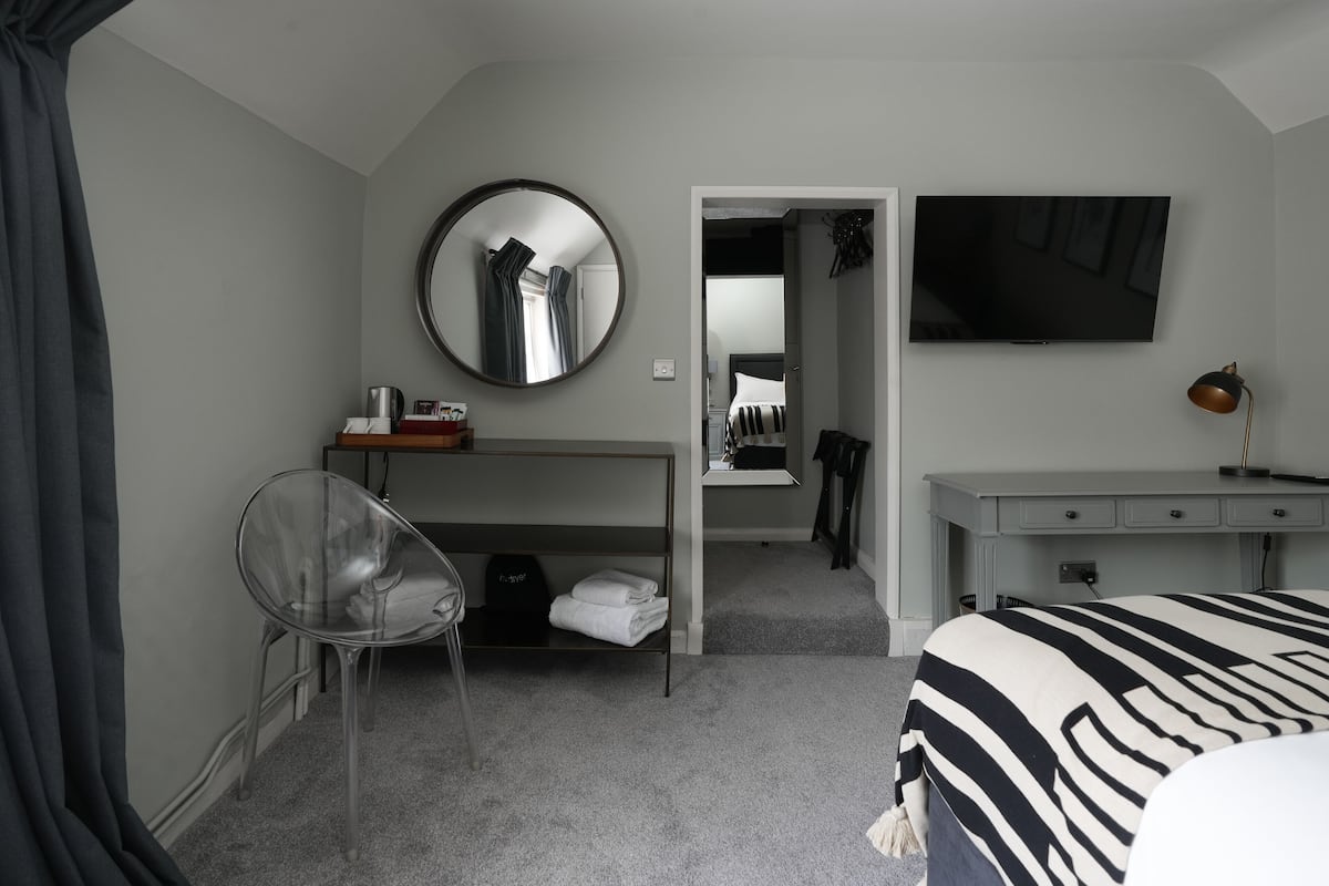 Habitación doble Deluxe | Decoración personalizada, escritorio y cortinas blackout