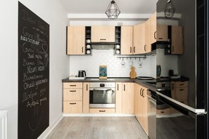 Lavavajillas, tetera/pava eléctrica, utensilios de cocina