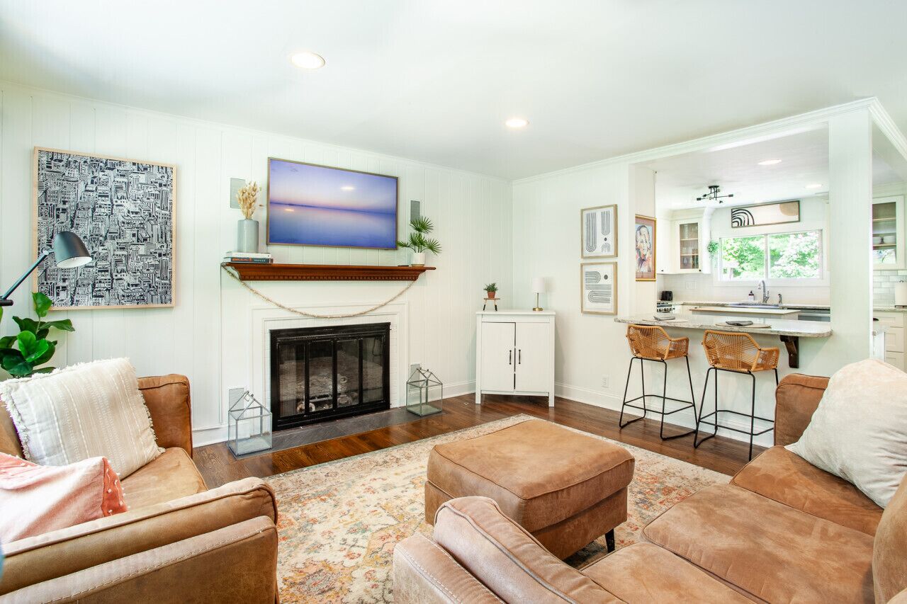 Smart TV, fireplace, books, stereo