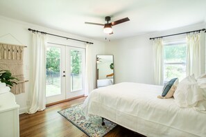3 bedrooms, desk, iron/ironing board, free WiFi