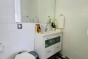 Chalet | Bathroom | Towels, soap, toilet paper - Casa Blanca Campos do Jordão (Campos do Jordão)