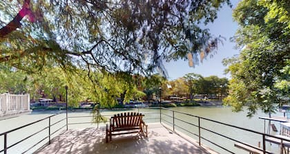 Funshine | Riverfront house in Mc Queeney with guest house, river views, grill