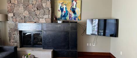TV, lareira, aparelho de som