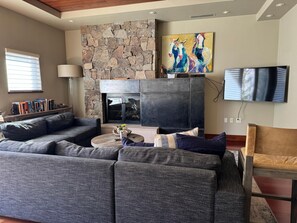 Fernseher, Kamin, Stereoanlage