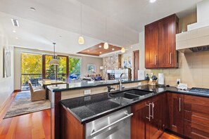 Kjøleskap, ovn, kokeplater og kaffetrakter/tekoker