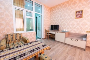 Comfort Room | Desk, laptop workspace, soundproofing, free WiFi