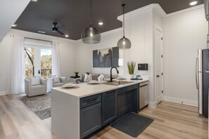 Mikroaaltouuni, uuni, liesi, astianpesukone