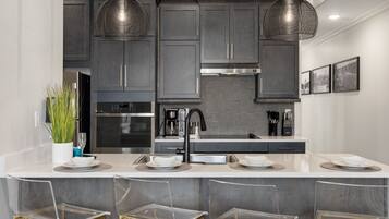 Micro-ondes, four, plaque de cuisson, lave-vaisselle