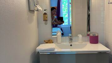 Apartemen Comfort | Kamar mandi | Perlengkapan mandi gratis, pengering rambut, jubah mandi, dan sandal