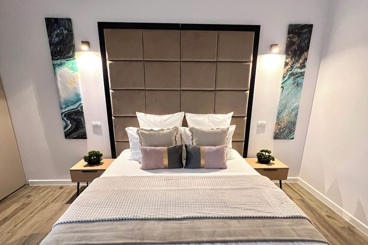 Deluxe Apartment, Non Smoking, City View | 1 bedroom, minibar, desk, soundproofing