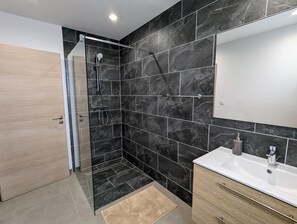 Een douche, een haardroger, zeep
