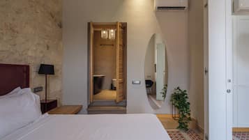 1 bedroom, premium bedding, free minibar, in-room safe