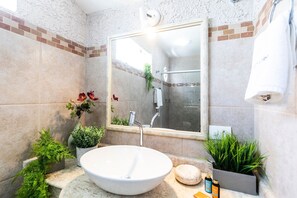 Villa | Badeværelse | Bruser, gratis toiletartikler, hårtørrer, håndklæder
