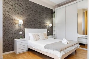 2 habitaciones, escritorio, tabla de planchar con plancha y wifi