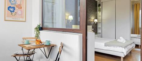 2 habitaciones, escritorio, tabla de planchar con plancha y wifi