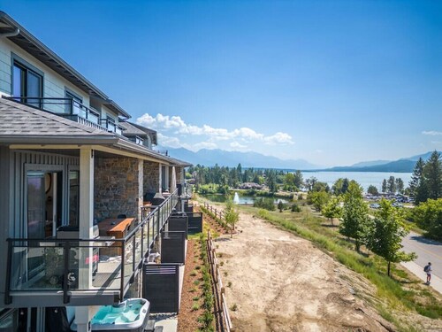 The Bauhaus | Private Hot Tub | Walk to Lake | MCM