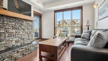 Een smart-tv en een open haard