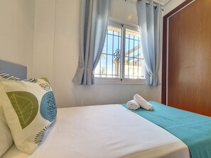 3 habitaciones, tabla de planchar con plancha y cuna de viaje
