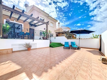 Stadthaus in El Carmolí, Murcia, 7 Gehminuten zum Strand. 3 Schlafzimmer, moderne Ausstattung, atemberaubender Blick auf die Küste. Ideale Ferienvermietung.