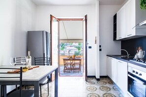 Réfrigérateur, micro-ondes, four, lave-vaisselle