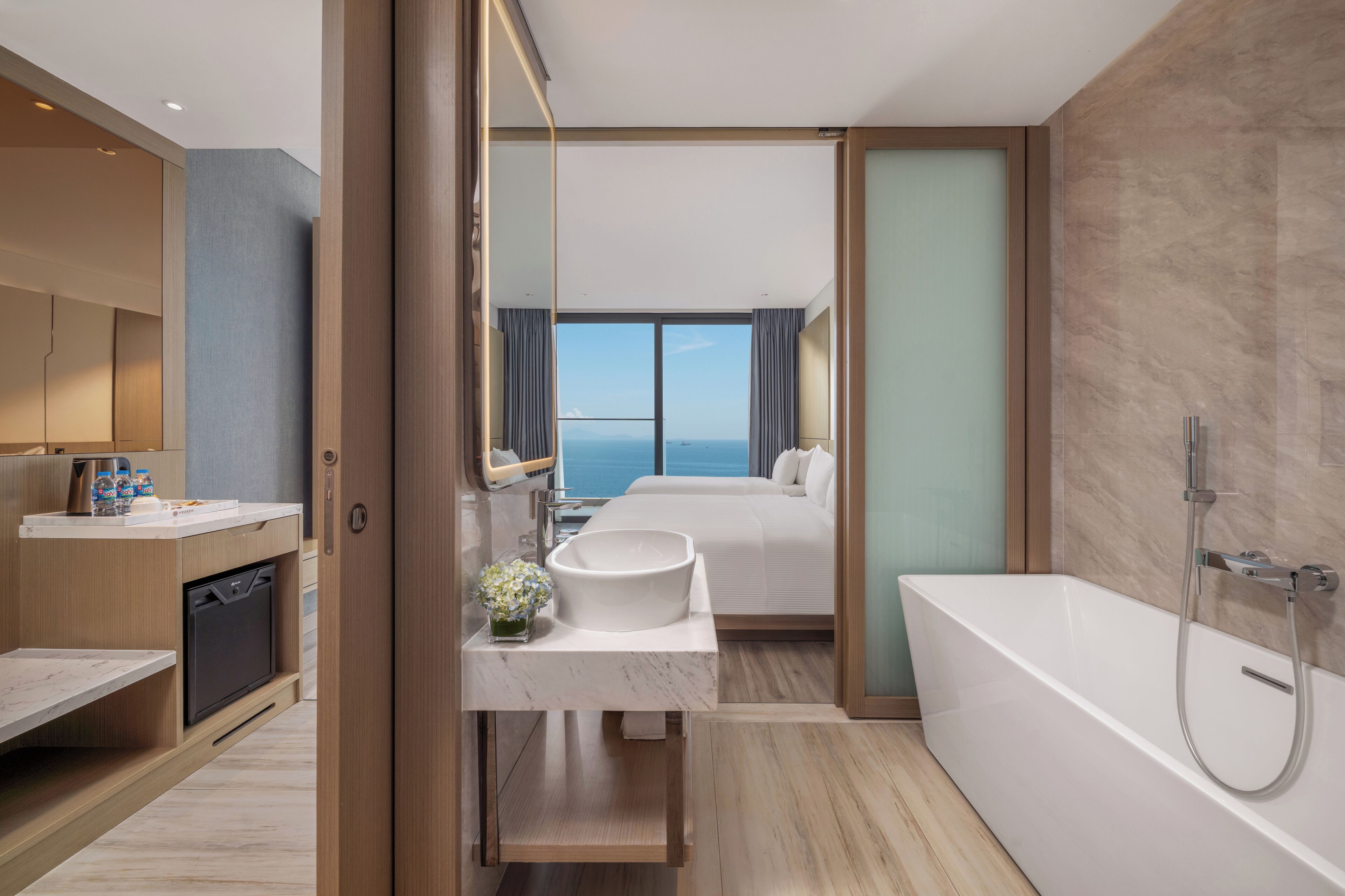 Premier Triple Partial Sea View with Balcony | Banheiro | Produtos de toalete biodegradáveis, secador de cabelo, roupões de banho 