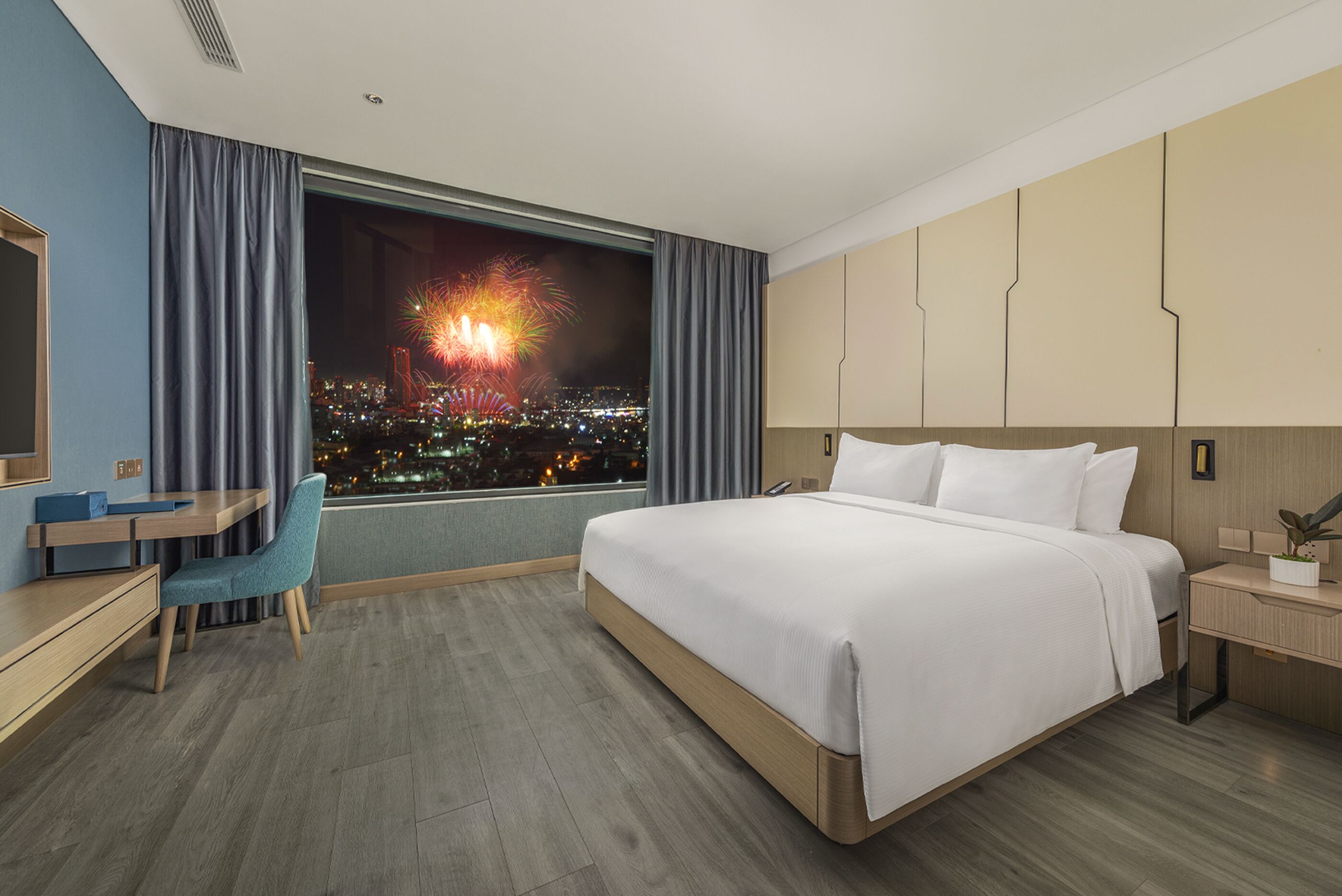 Deluxe Double Room, Partial Ocean View and City View | 高級寢具、舒適加層、迷你吧、客房內保險箱