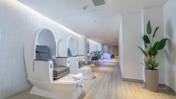 Sauna, steam room, deep-tissue massages, 1 treatment room