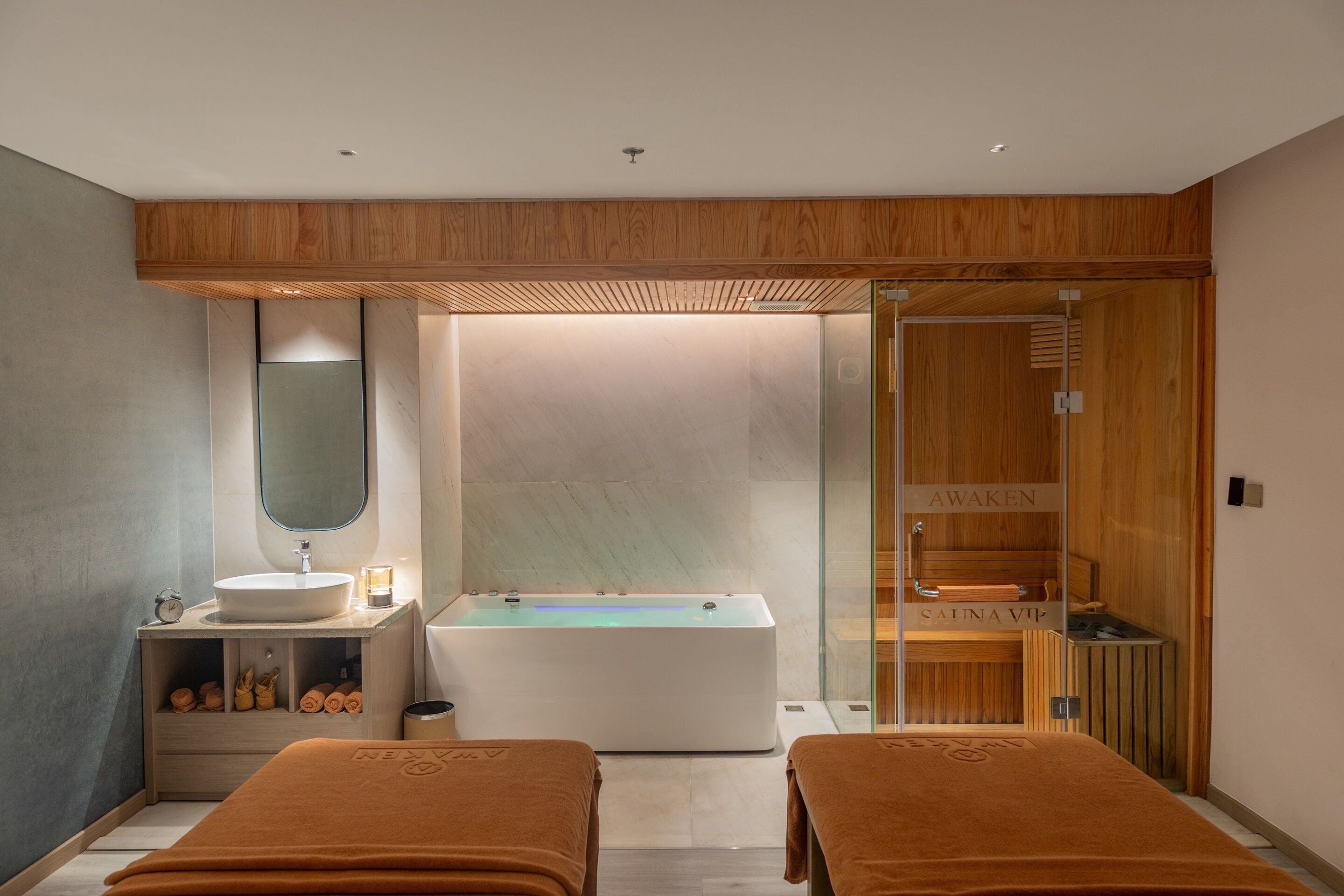 Sauna, steam room, deep-tissue massages, 1 treatment room
