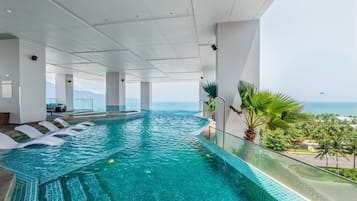 Alberca techada, acceso de 07:00 a 21:00, y sombrillas en la alberca